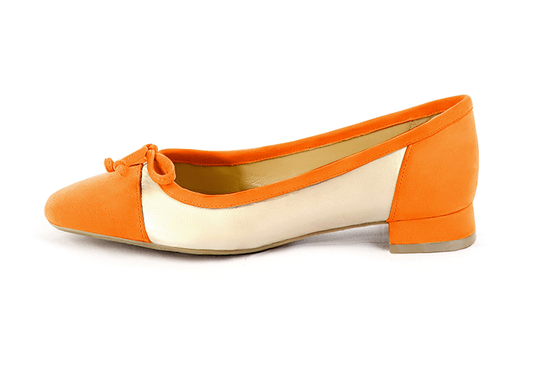 Apricot orange and gold women's ballet pumps, with low heels. Square toe. Flat flare heels. Profile view - Florence KOOIJMAN